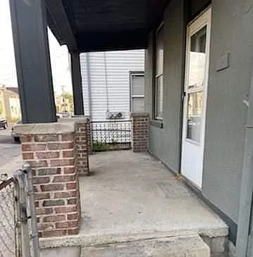 421 Thornton St photo 1