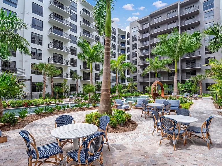 Manor Biscayne — Photo 23