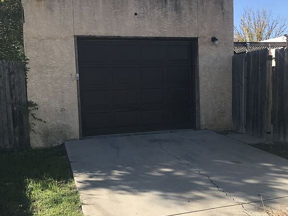 2nd image of 1011 W Poe St