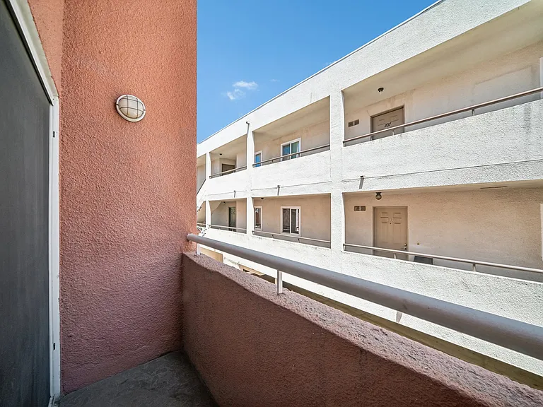 1939 N Tamarind Ave #1 — Photo 20