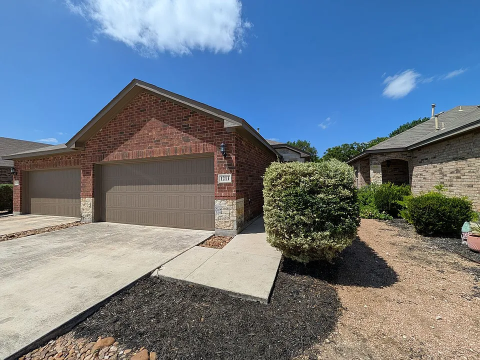 1211 Old FM 306