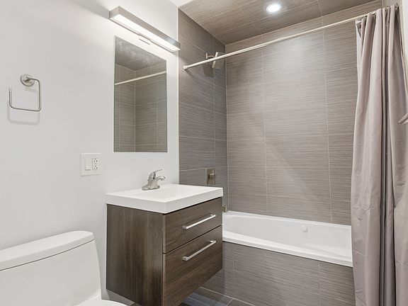 5th image of 2034 W Grand Ave #1