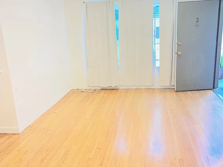 2-1224 N Mansfield Ave — Photo 6