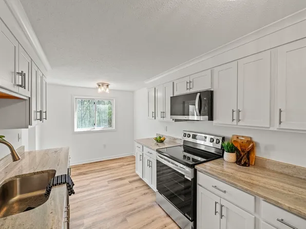 10 Ledgewood Way APT 26, Peabody, MA 01960