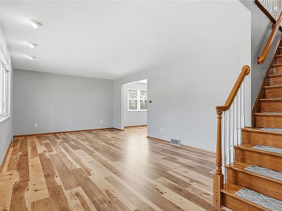 3rd image of 217 Thornberry Dr
