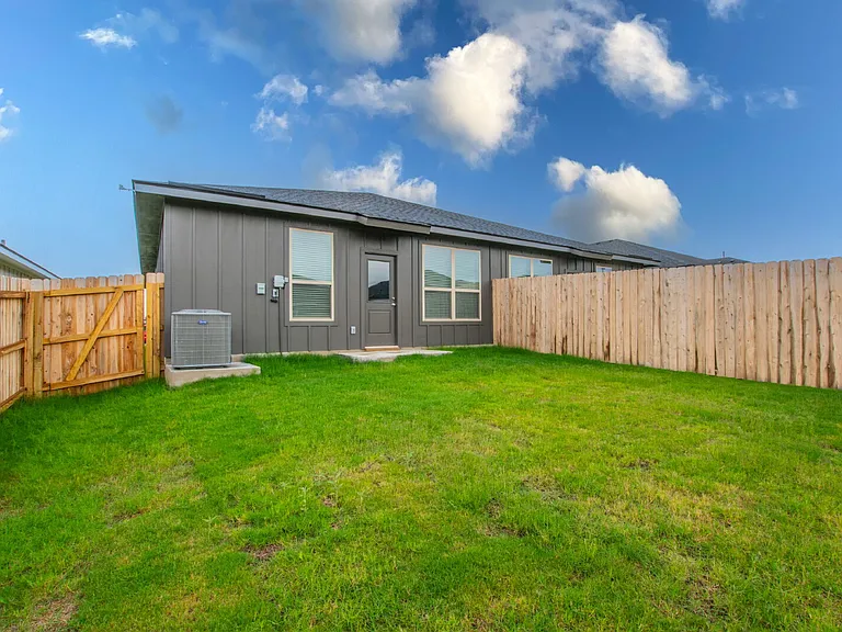 3901 Sugar Hackberry Trl #B — Photo 13