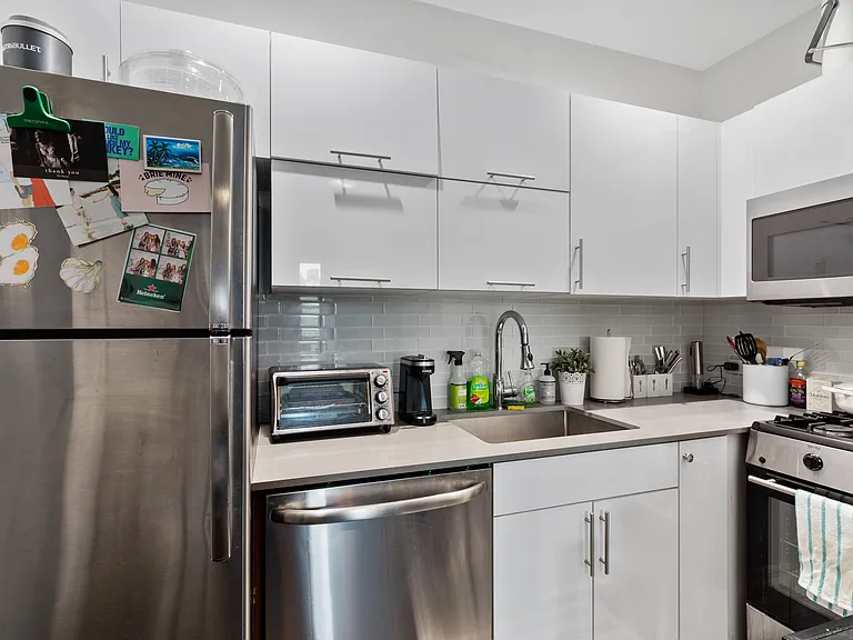 88 Perry St #4F — Photo 1