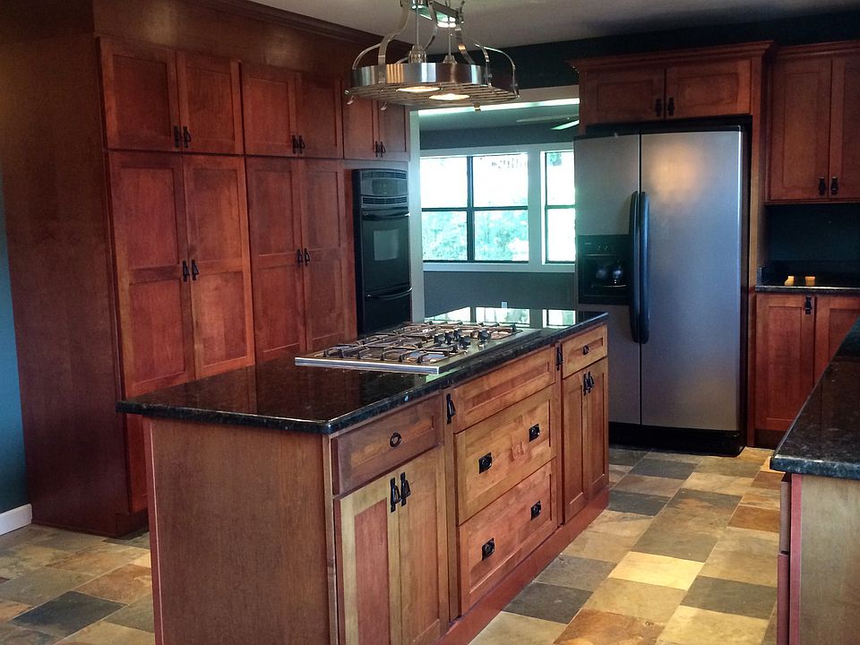 Gourmet Kitchen w/ Custom Cabinets