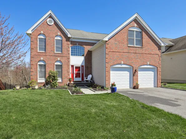 17 Lilac Lane, Danbury, CT 06810