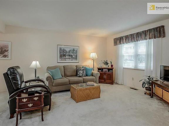 5th image of 8622 W 84th St