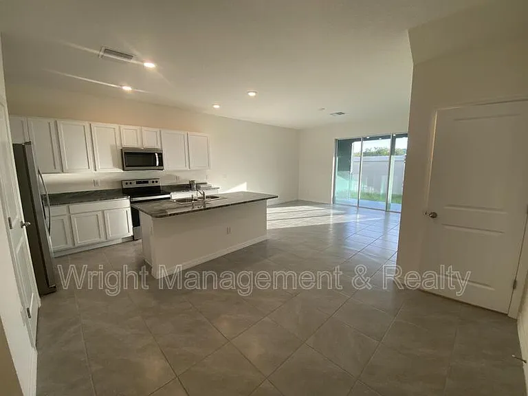 2906 Suncoast Plains Dr — Photo 2