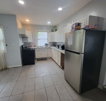 5th image of 476 Laurel St