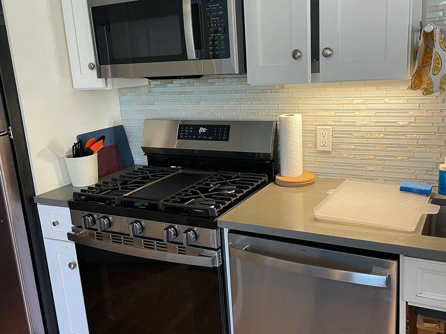2 bed, 713 sqft, $2,400 — Photo 3