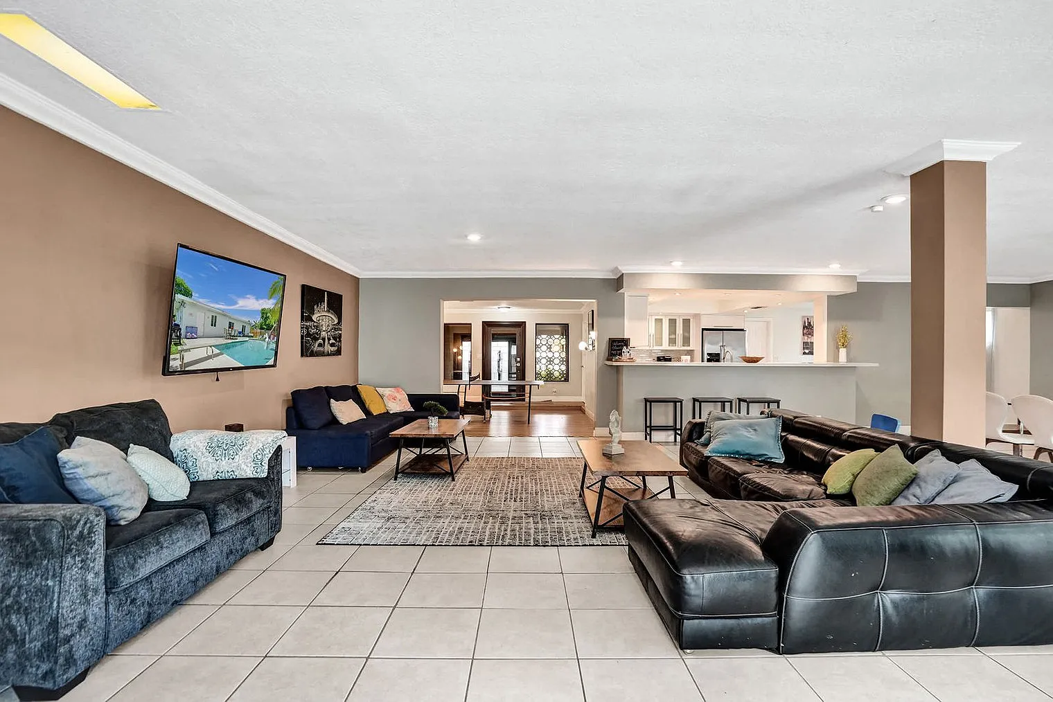 4 bed, 2.0 bath, 3100 sqft, $8,684 — Photo 1