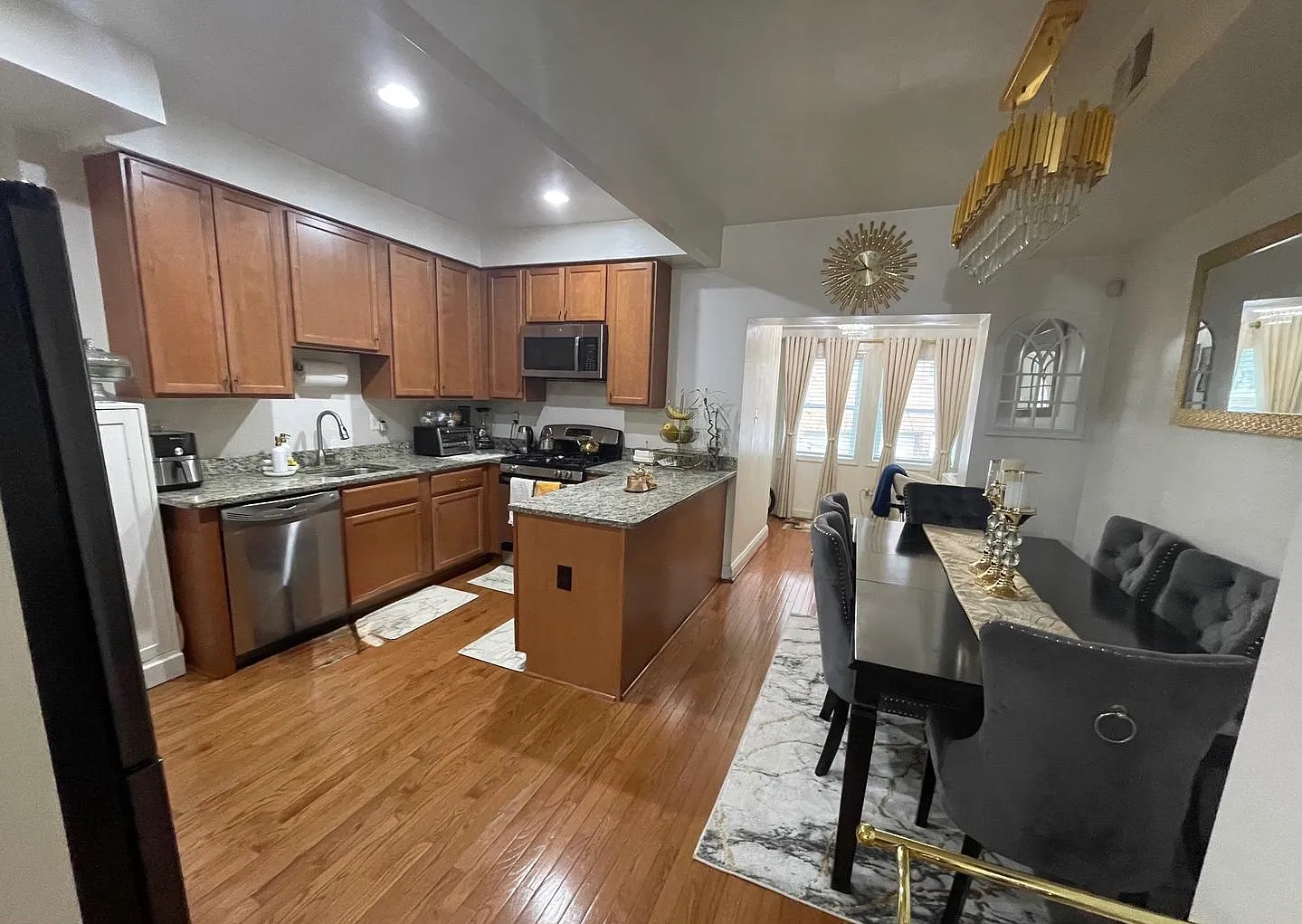 4 bed, 3.5 bath, 1360 sqft, $3,750 — Photo 3