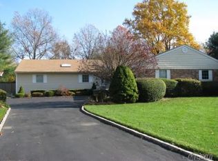 8 Split Rail Ct, Dix Hills, NY 11746