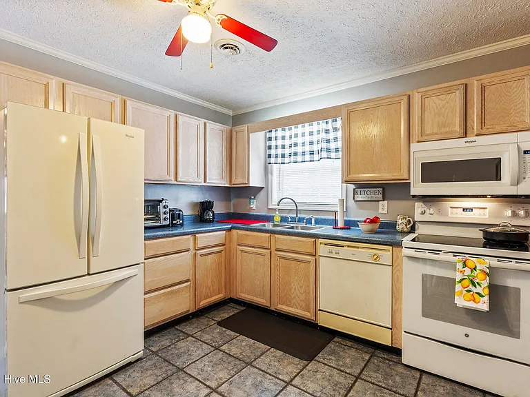 606 Manassas Dr — Photo 6