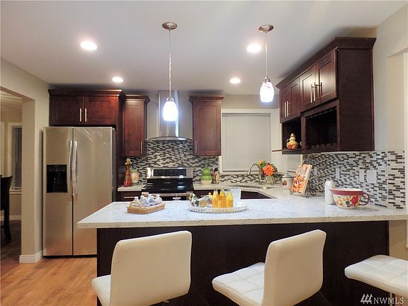 Granite counter top, cabinet built-in with brand-new appliances!