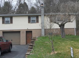 13 Oval Dr, Dallas, PA 18612