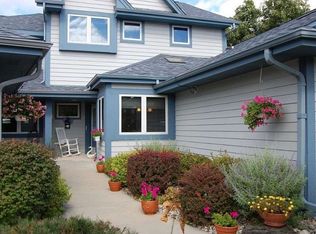 971 Bay View Cir, Mukwonago, WI 53149