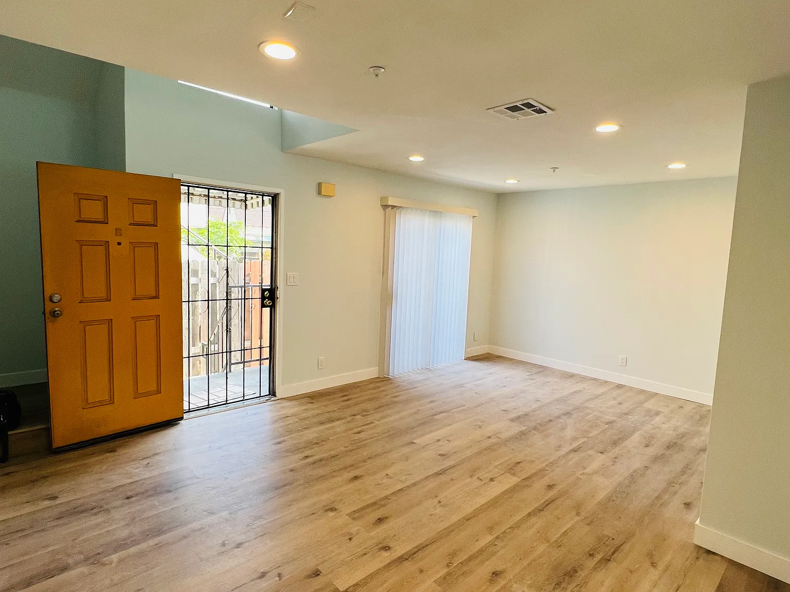 3 bed, 1100 sqft, $3,250 — Photo 1