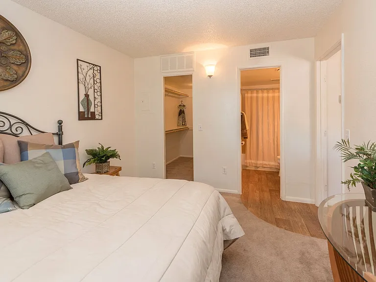 Santa Cruz Apartments — Photo 10