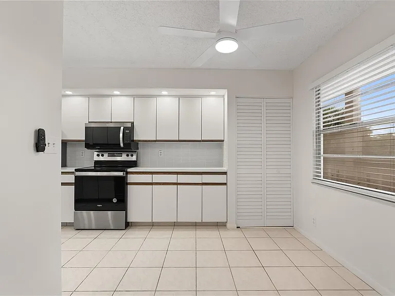 1801 Eleuthera Point #J3 — Photo 4