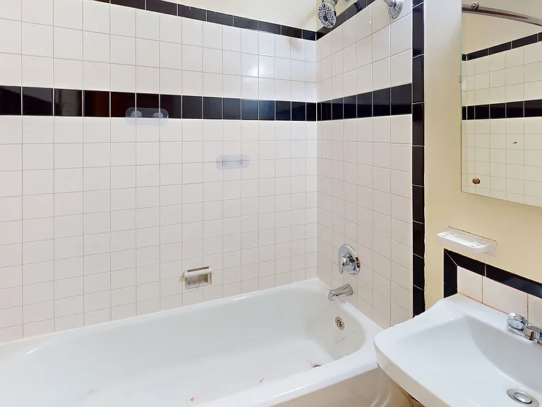 The Lola Apartments — Photo 8