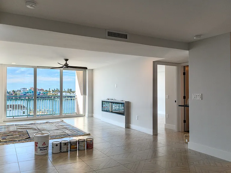 1 Key Capri #405W — Photo 3