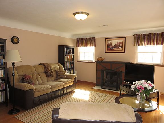 5th image of 906 N Buena Vista Ave