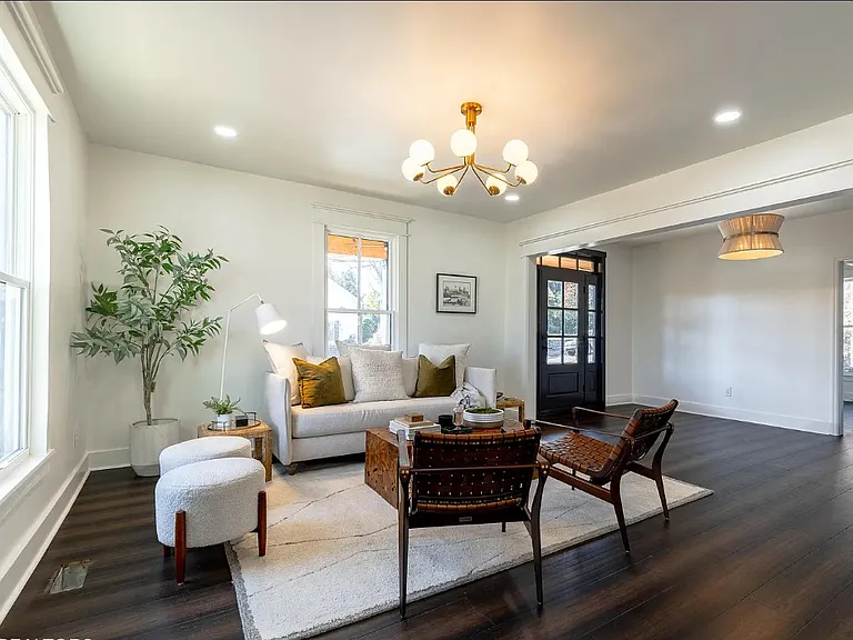 1017 Thompson Pl — Photo 3