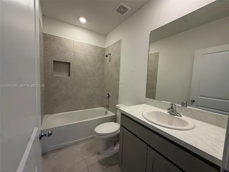 390 NE 12th St — Photo 19