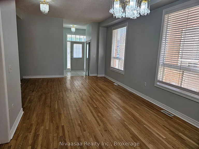 926 Ledbury Cres — Photo 4