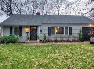 7552 Sagamore Rd, Prairie Village, KS 66208