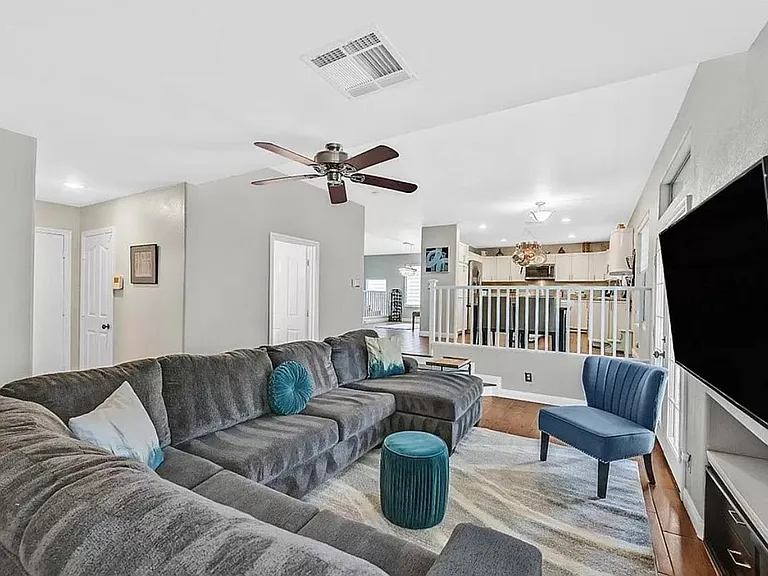 7882 W Gilmore Ave — Photo 15