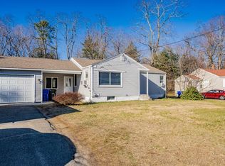32 Malibu Dr, Springfield, MA 01128