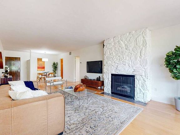 3rd image of 725 S Barrington Ave APT 201