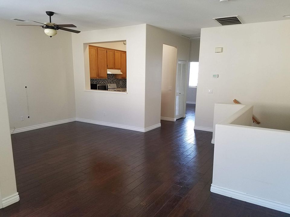 Spacious Livingroom and dining area