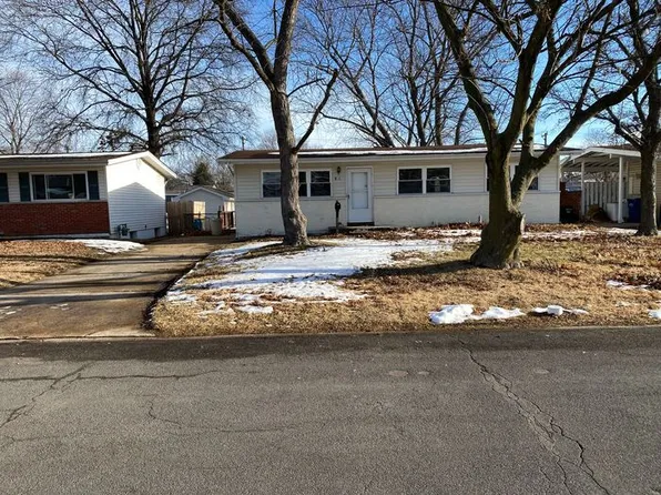 835 Bellarmine Ln, Florissant, MO 63031