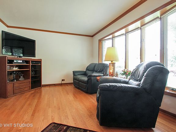 3rd image of 6949 W Oakton Ct