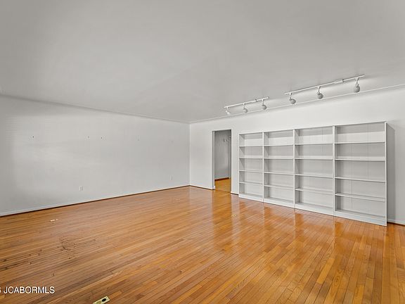 3rd image of 1418 Dixon Dr