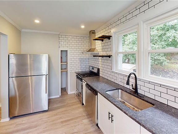 5th image of 384 Piermont Ave