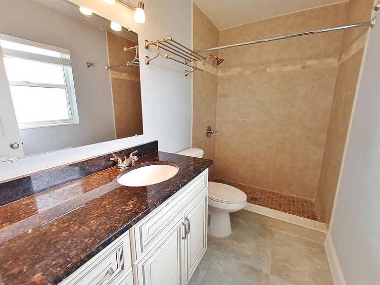 Ensuite bathroom (view 1)