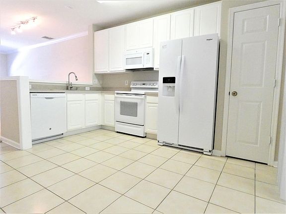 4th image of 935 Vineland Pl