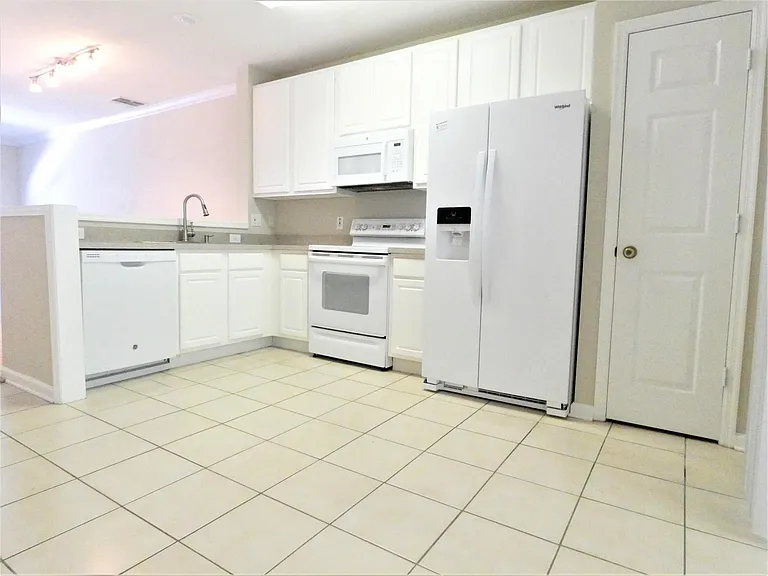 935 Vineland Pl — Photo 4