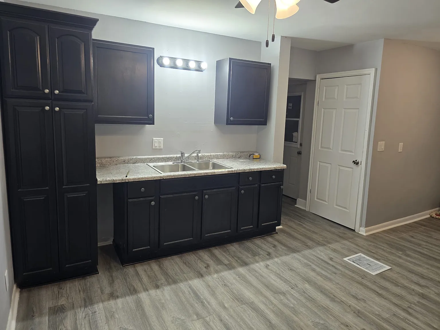 4 bed, 896 sqft, $1,400 — Photo 3