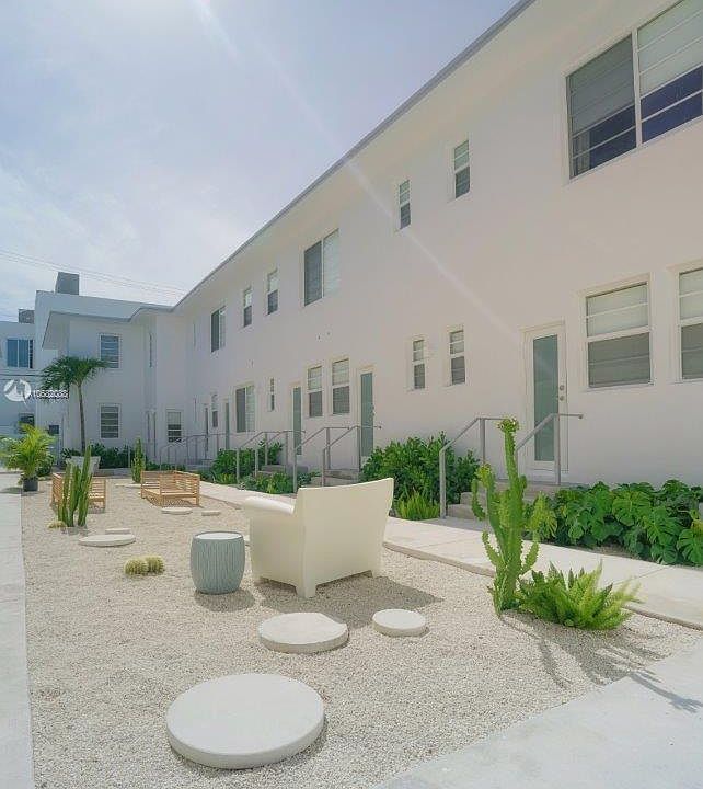 1st image of 942 Lenox Ave APT 1