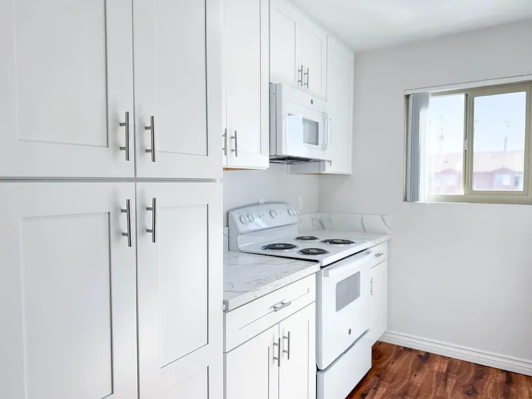 Cambridge Apartments — Photo 14