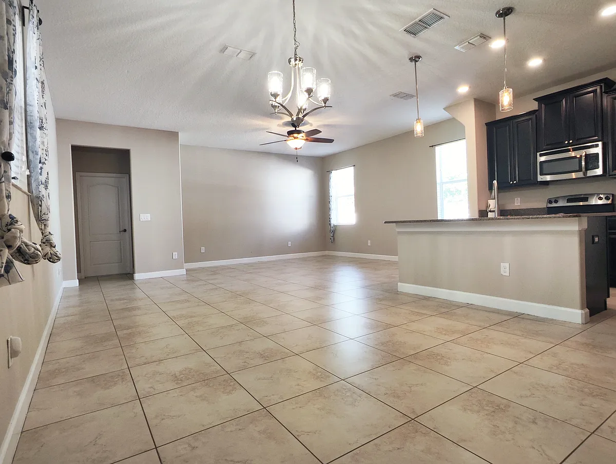 Building Photo - 15217 Evergreen Oak Loop