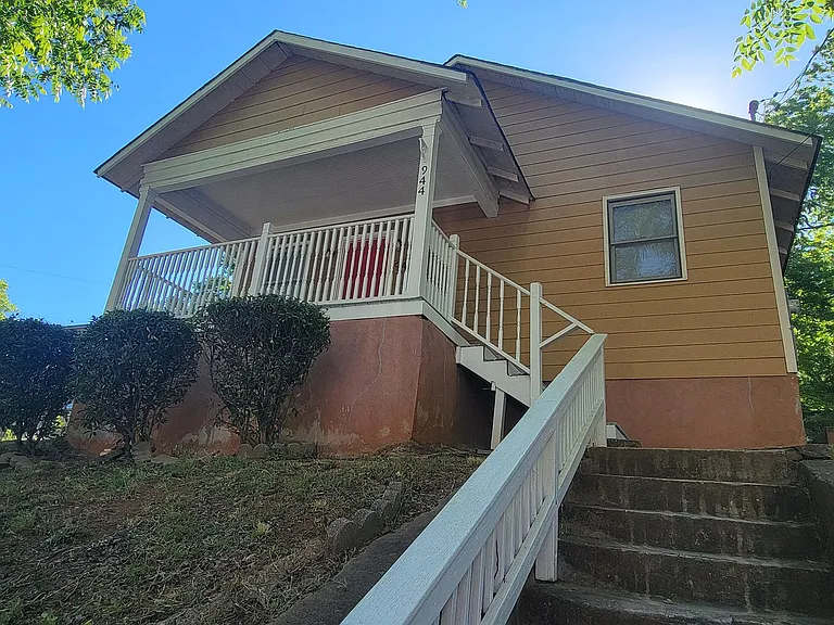 944 Smith St SW — Photo 3